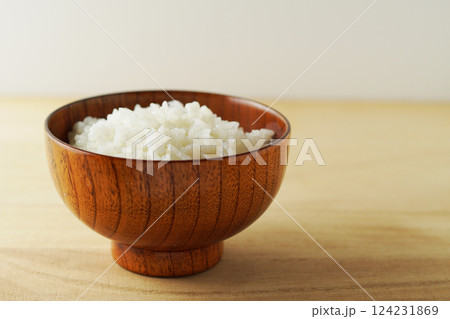木製茶碗に盛られたご飯 124231869