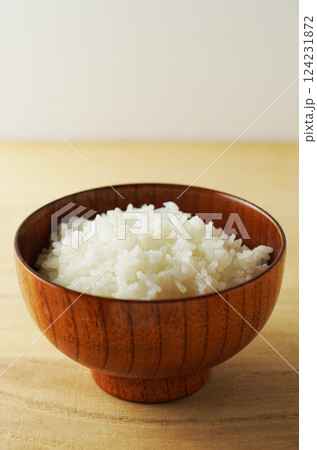 木製茶碗に盛られたご飯 124231872
