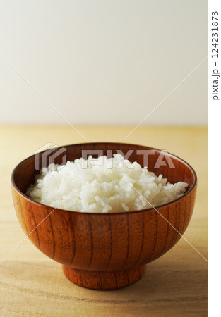木製茶碗に盛られたご飯 木製茶碗に盛られたご飯 124231873