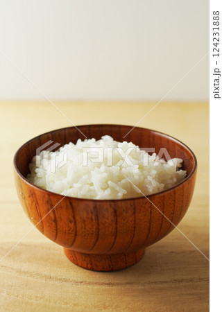 木製茶碗に盛られたご飯 124231888
