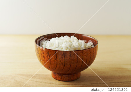 木製茶碗に盛られたご飯 124231892
