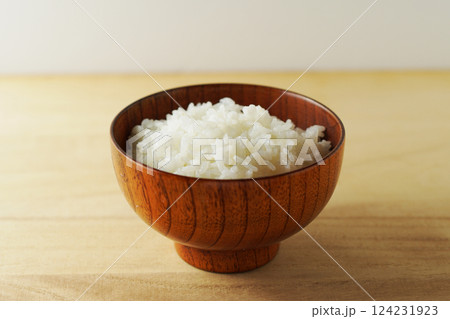 木製茶碗に盛られたご飯 124231923
