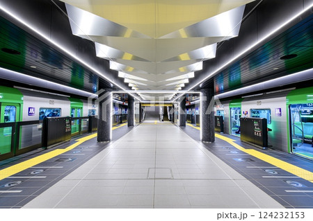 大阪府、夢洲駅のプラットホームと停車中の大阪メトロ400系電車 124232153