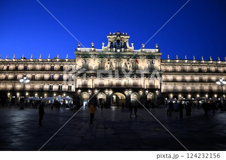 スペイン・サラマンカ、夜のマヨール広場 スペイン・サラマンカ、夜のマヨール広場 124232156