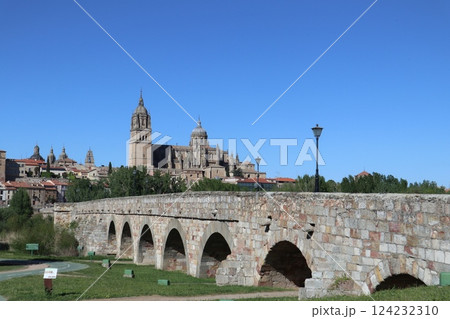 スペイン・サラマンカのローマ橋 124232310