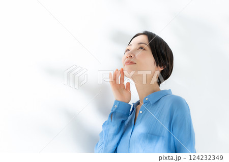 女性 スキンケア 女性 スキンケア 124232349