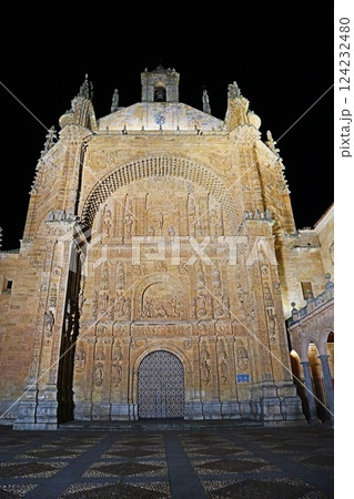 スペイン・サラマンカ、夜のサン・エステバン修道院 124232480