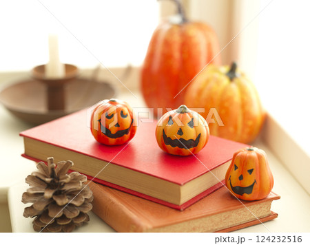 窓辺のハロウィンイメージ 窓辺のハロウィンイメージ 124232516