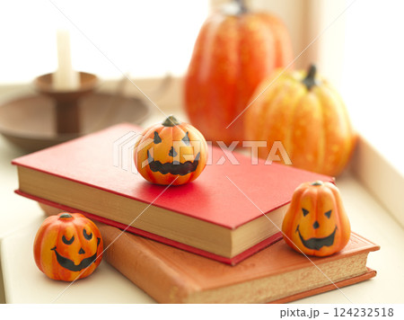 窓辺のハロウィンイメージ 窓辺のハロウィンイメージ 124232518