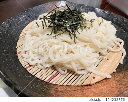 ざるうどんのコシのある冷たい麺料理 124232776