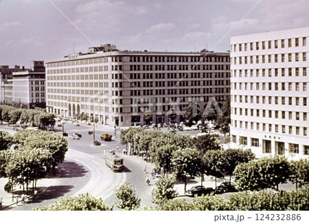 古写真　1956年　東京駅前　当時の丸ノ内ビルヂングと新丸ノ内ビルヂング 124232886