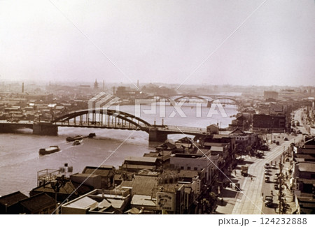 古写真　1956年　東京　浅草から望む駒形橋と厩橋のパノラマ 124232888
