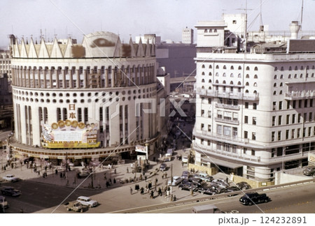 古写真　1962年　東京　有楽町の日本劇場 124232891