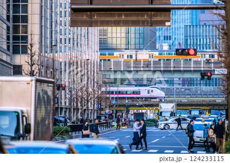 日本の東京都市景観 大手町駅前の交差点や電車、客待ちをするタクシーなどを望む。奥に日本橋再開発… 日本の東京都市景観 大手町駅前の交差点や電車、客待ちをするタクシーなどを望む。奥に日本橋再開発… 124233115