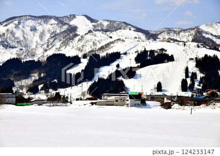 石打丸山スキー方面を望む(新潟県南魚沼市)【2025.3】 124233147