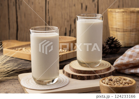 Soy milk in glass and grains soy bean on white table,Alternative milk,healthy concept. Soy milk in glass and grains soy bean on white table,Alternative milk,healthy concept. 124233166