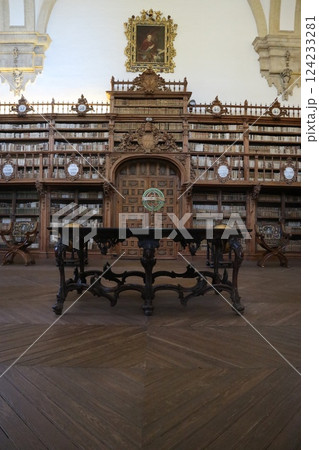 スペイン、サラマンカ大学の図書館 124233281