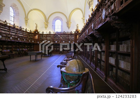 スペイン、サラマンカ大学の図書館 124233283