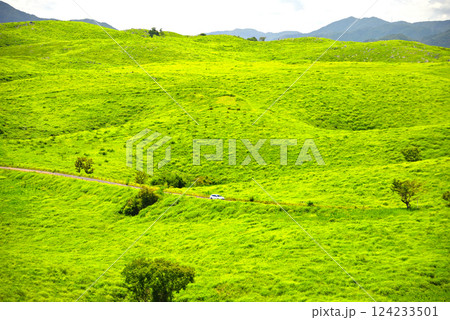 中国地方・秋吉台・美東展望所より、秋吉台カルストロードを走り抜ける車を眺める・山口県美弥市(2) 124233501