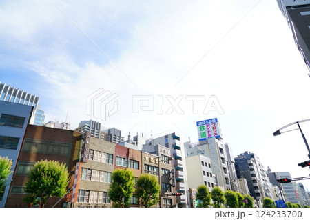 書店が立ち並ぶ東京神保町のビル外観 124233700
