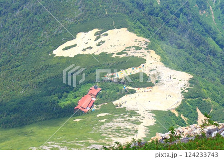 常念岳から見る常念小屋と常念乗越 124233743