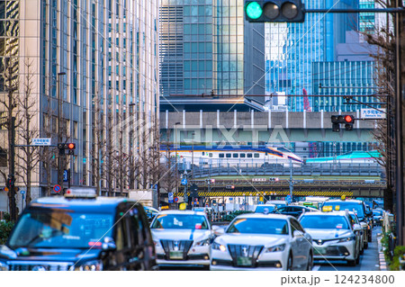 日本の東京都市景観 大手町駅前の交差点や新幹線、客待ちをするタクシーなどを望む。奥に日本橋再開発… 124234800