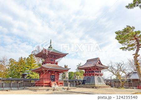 総本山 本成寺 多宝塔と鐘楼 (三条市) 124235540