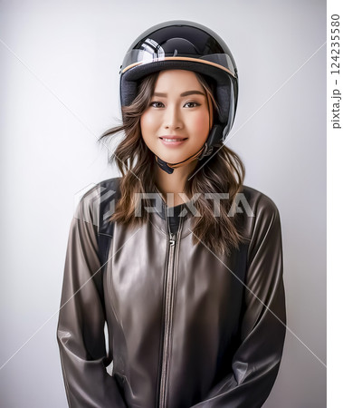 ヘルメットを装着している若い女性のイメージ素材 124235580