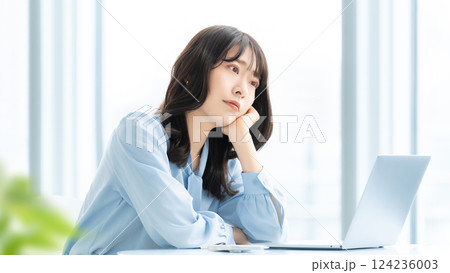 考えごとをする女性・ビジネスウーマン 124236003