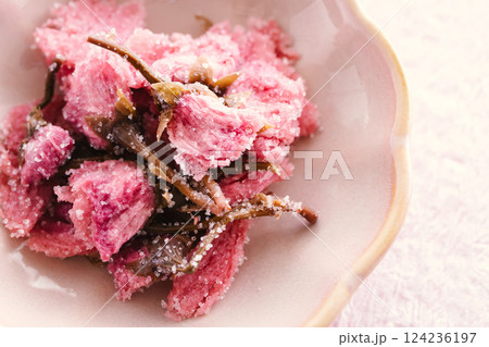 桜の塩漬け 124236197