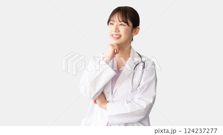 白衣を着た笑顔の女性医療スタッフ 白衣を着た笑顔の女性医療スタッフ 124237277