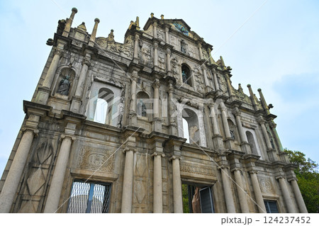 観光客で賑わう聖ポール天主堂跡/マカオ 観光客で賑わう聖ポール天主堂跡/マカオ 124237452