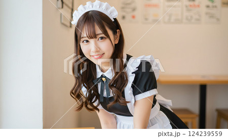 メイドカフェで笑顔を見せる日本人女性 メイドカフェで笑顔を見せる日本人女性 124239559