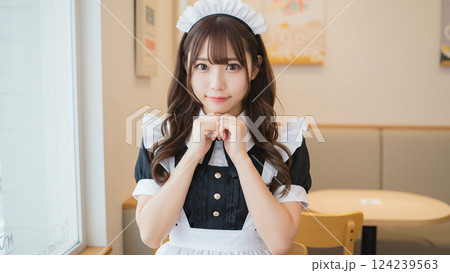 萌え系メイドカフェでポーズをとる若い女性 124239563