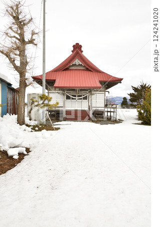 早春の北海道北斗市で押上稲荷神社境内の風景を撮影 早春の北海道北斗市で押上稲荷神社境内の風景を撮影 124241020
