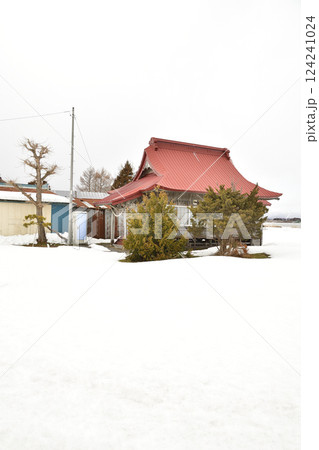 早春の北海道北斗市で押上稲荷神社境内の風景を撮影 124241024