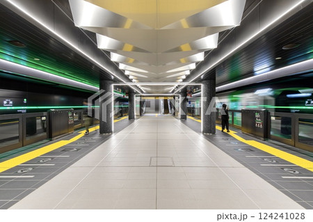 大阪府、夢洲駅のプラットホームと大阪メトロ400系電車 大阪府、夢洲駅のプラットホームと大阪メトロ400系電車 124241028