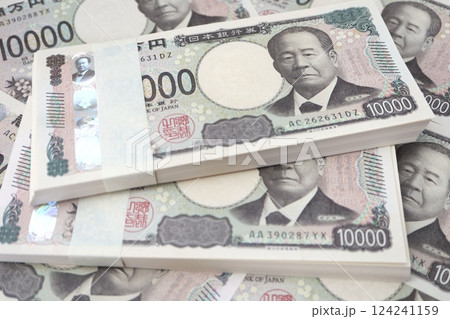 たくさんの一万円札　札束もある 124241159