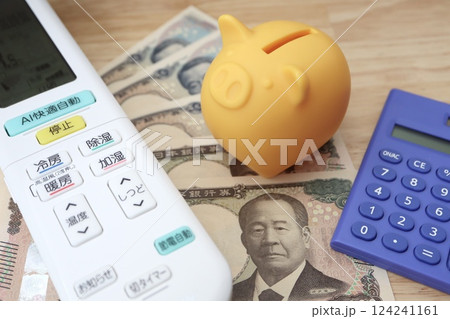 エアコンのリモコンと電卓と紙幣 エアコンの電気代に関するイメージ エアコンのリモコンと電卓と紙幣 エアコンの電気代に関するイメージ 124241161