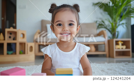 つみきで遊ぶ笑顔の女の子 124241204