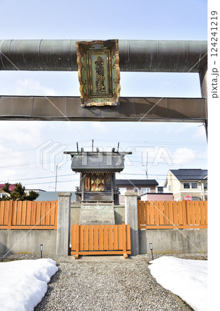早春の北海道七飯町で赤沼神社境内の風景を撮影 124241219