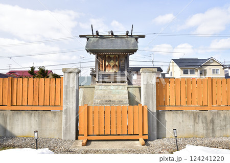 早春の北海道七飯町で赤沼神社境内の風景を撮影 124241220