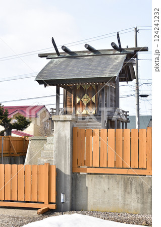 早春の北海道七飯町で赤沼神社境内の風景を撮影 早春の北海道七飯町で赤沼神社境内の風景を撮影 124241232
