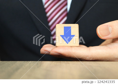 ビジネスマンと下向きの矢印 ビジネスマンと下向きの矢印 124241335