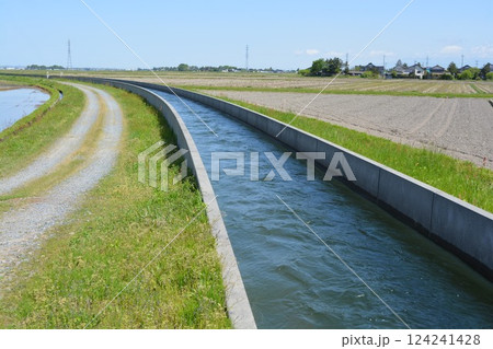 農道と農業用水路 田園風景 農道と農業用水路 田園風景 124241428