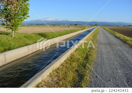 農道と農業用水路 田園風景 124241431
