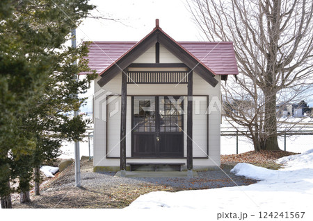 早春の北海道七飯町で七飯豊田神社境内の風景を撮影 124241567