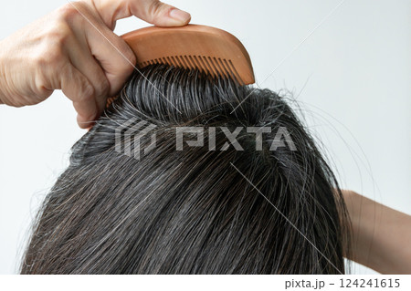 白髪混じりの日本女性の髪を櫛でとく 124241615