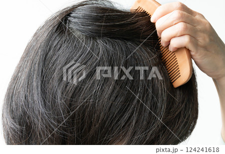 白髪混じりの日本女性の髪を櫛でとく 124241618