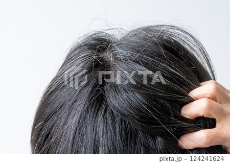 頭頂部の白髪のアホ毛　クローズアップ 124241624